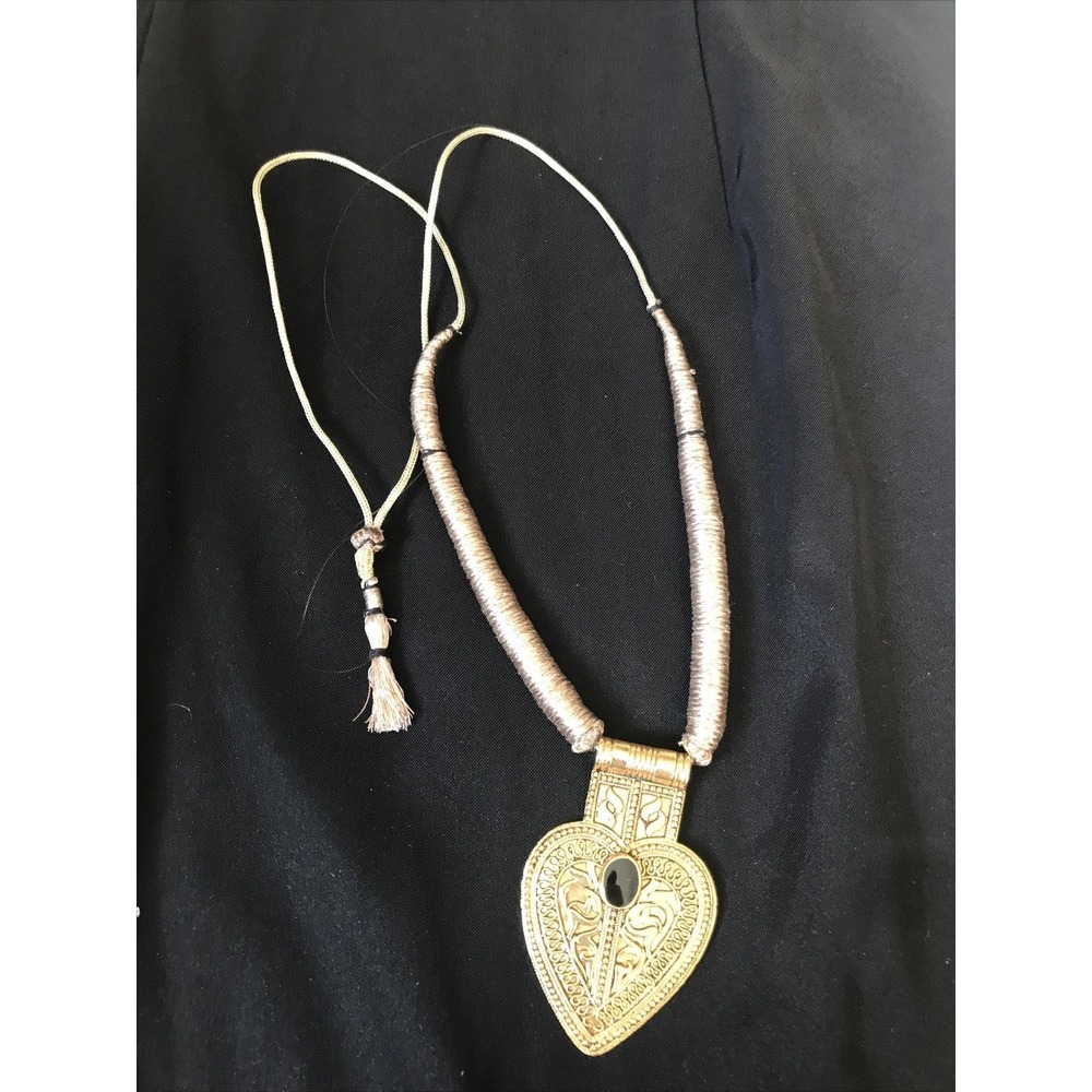 Vintage 90'S Heavy Heart / Conch Shaped Pendant Wrapped Cord necklace